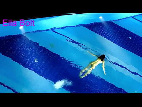 ❤️ Saya tidak bisa berhenti menonton, pirang muda tertangkap basah berenang di kolam resor ELLA BOLT ❤❌ Porno pada kami
